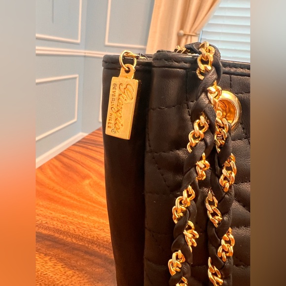 Giorgio Beverly Hills Vintage 80/90’s
Quilted Black Leather Purse Gold Hardware - Picture 4 of 17